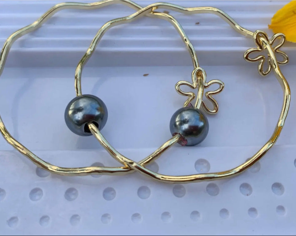 Wavy Bangle with Flower Charm and Gray Black Shell Pearl