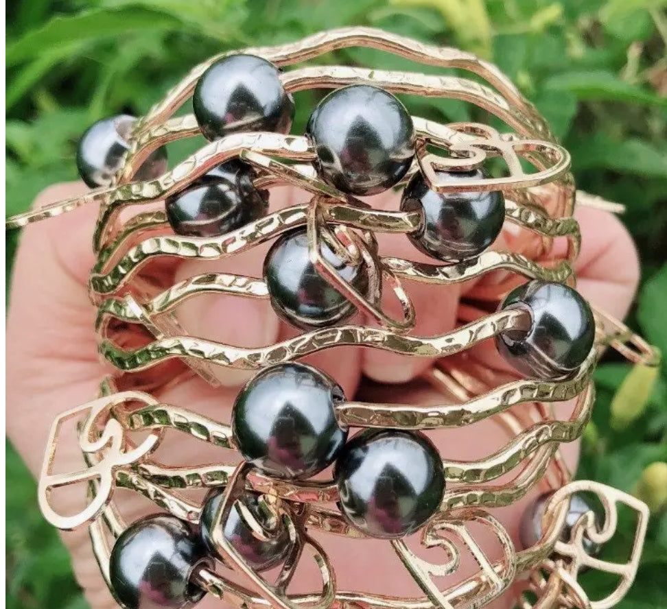 Wavy Bangle with Heart Wave Charm and Gray Black Shell Pearl