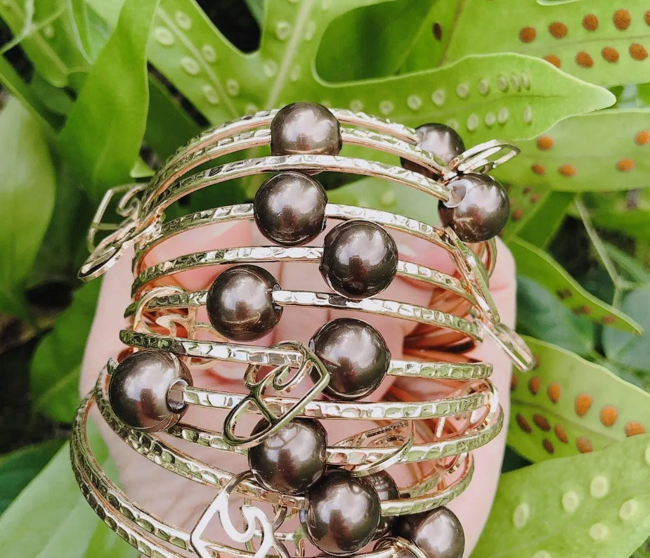 Straight Bangle with Heart Wave Charm and Brown Shell Pearl