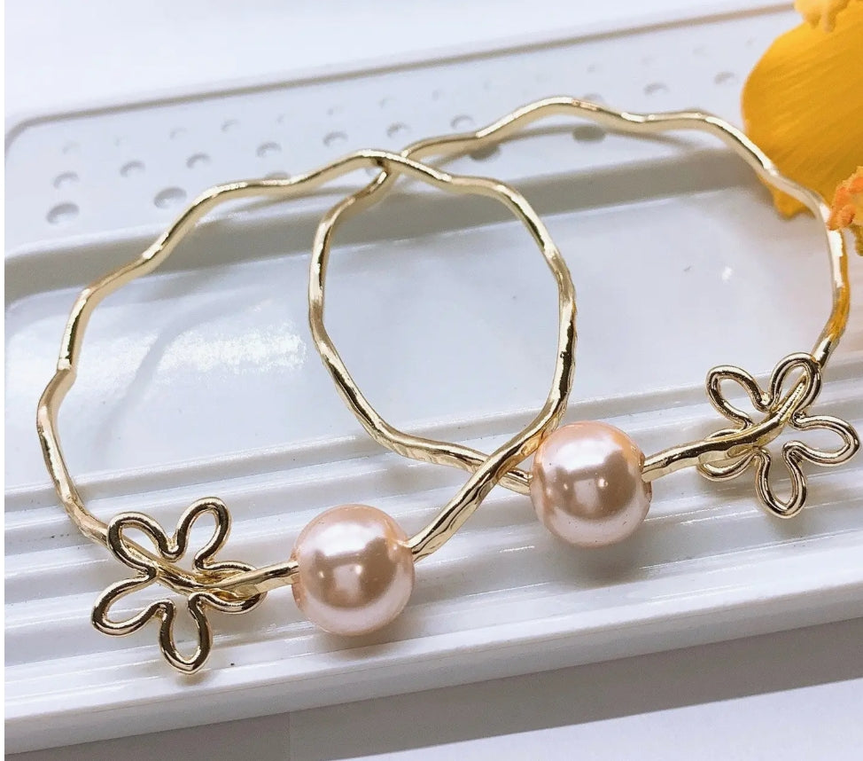 Wavy Bangle with Flower Charm and Pink Shell Pearl